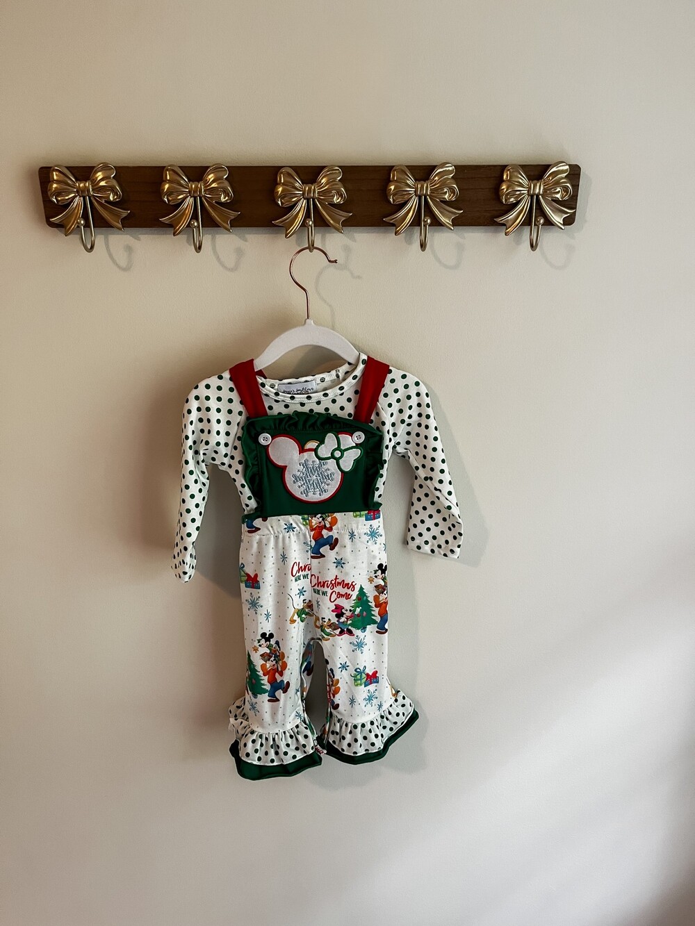 Suzie's Southern Smocks size 3-6 months Christmas Minnie Outfit with Disney Char